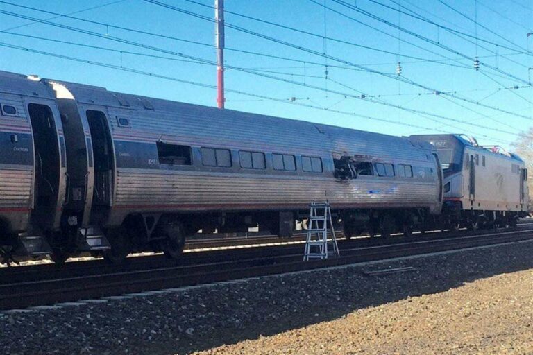 Kereta penumpang Amtrak yang terkena puing dari tabrakan tersebut | Foto: nbcnews.com