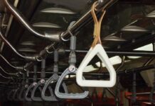 Mencuri handstrap kereta.