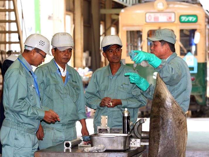 Staf dari Myanmar Railway sedang mempelajari cara overhaul KRL di Hiroshima Electric Railway | asahi.com