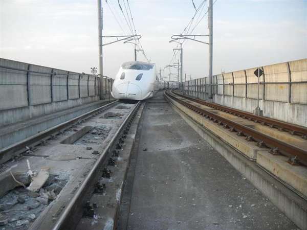 Shinkansen yang anjlok akibat gempa 