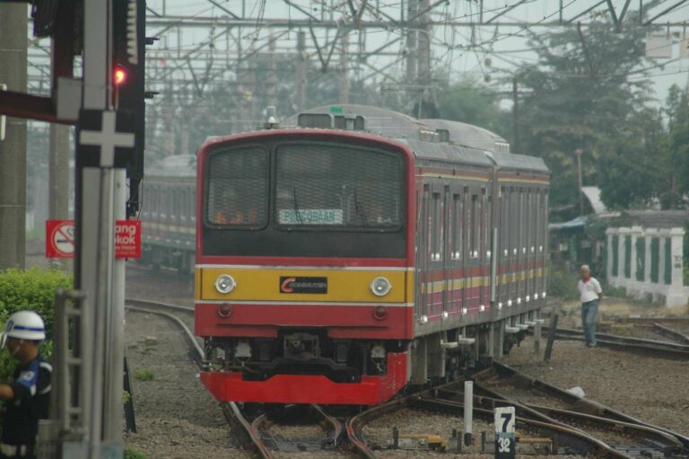 Trial run KRL seri JR 205, set 205-17F berbelok di stasiun Depok. | Foto: Faris Fadhli
