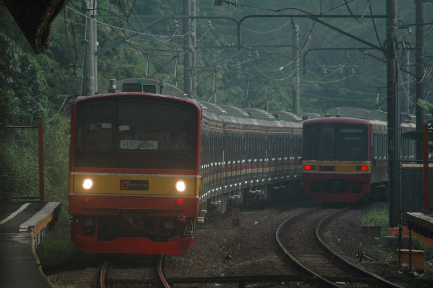 KRL JR 205 set 205-17F berpapasan dengan KRL TM 05 di stasiun Universitas Indonesia. | Foto: Faris Fadhli