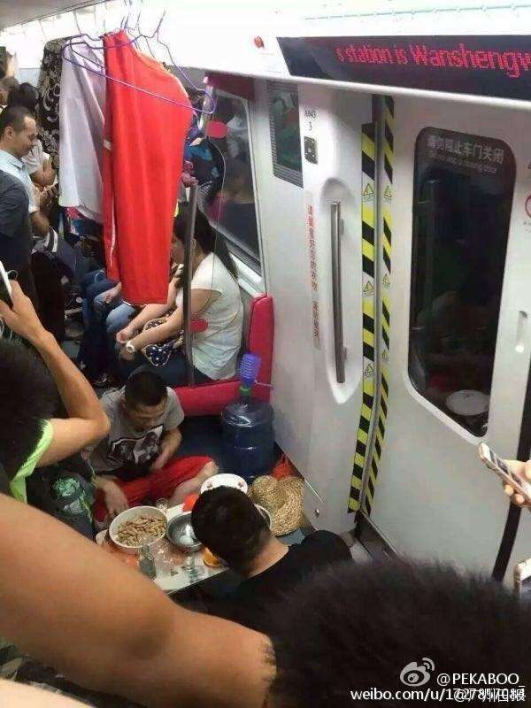 Pemuda yang sedang makan lesehan di kereta komuter | sumber: CCTVNews (Facebook)