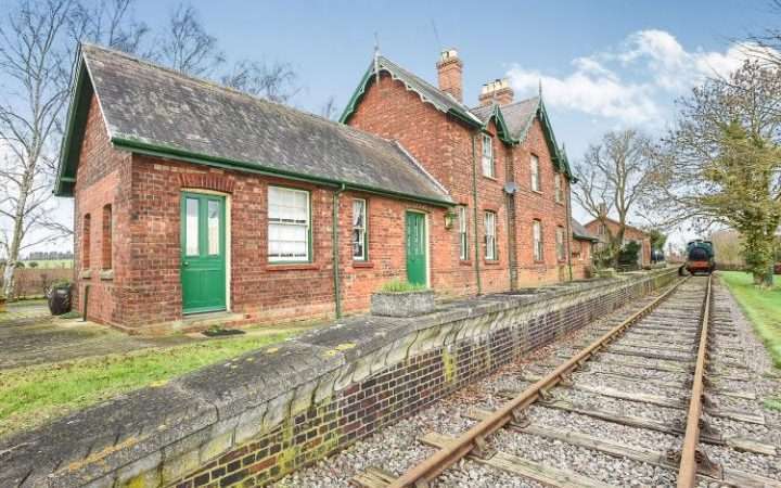 Stasiun Rippingale dengan lokomotif uap dan relnya | sumber: telegraph.co.uk