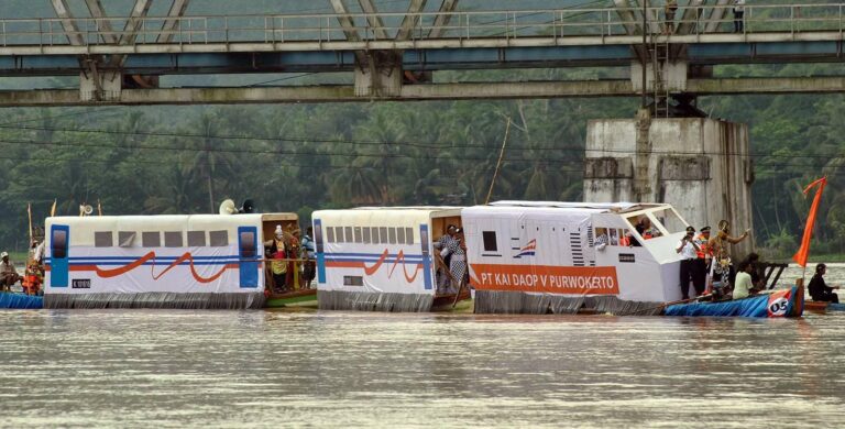 Para pegawai yang sedang ber-cosplay terlihat berada di dalam kapal hias tersebut | Foto: Garda Wardana