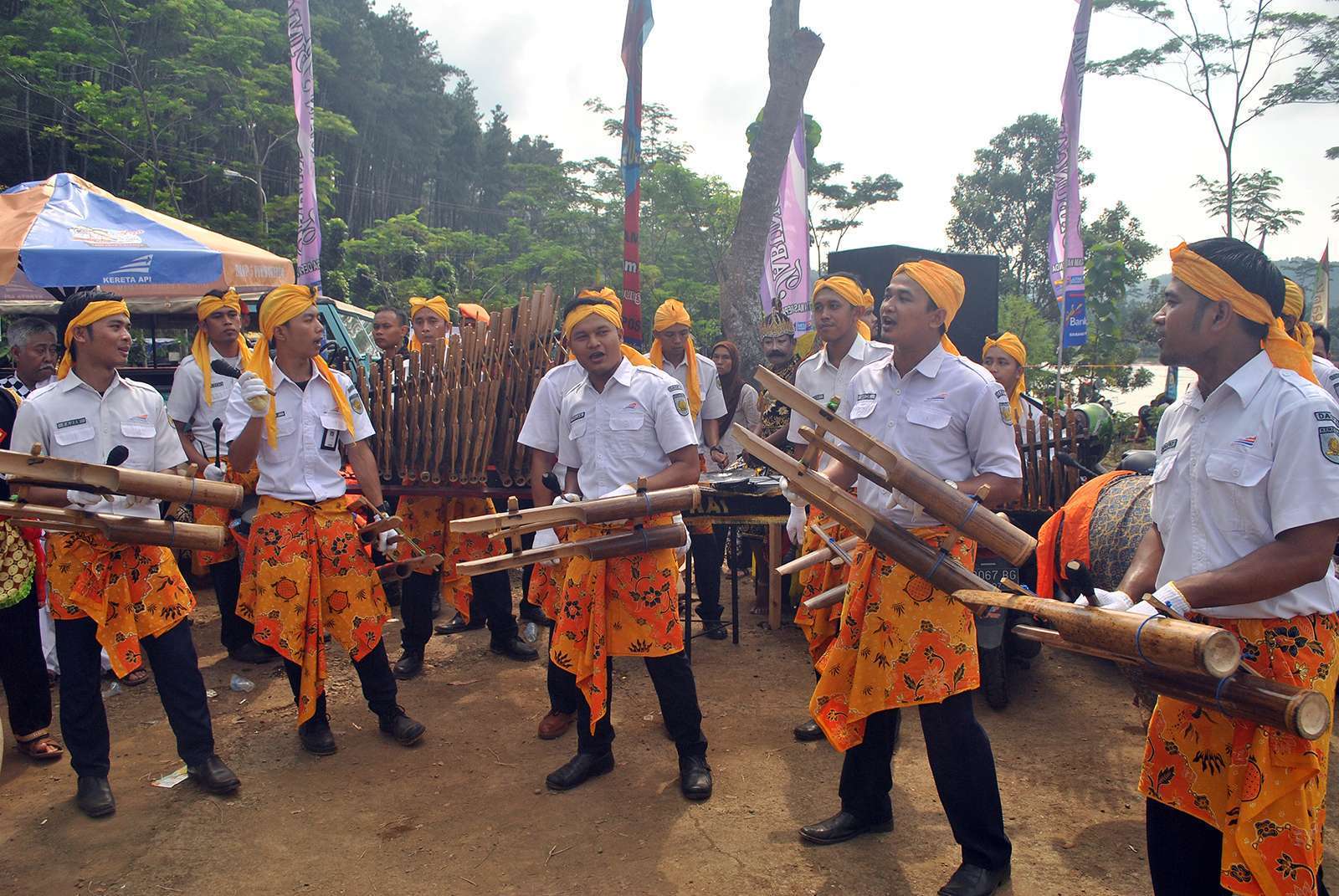 Grup Kentongan "KepoLima" yang beranggotakan pegawai PT KAI Daop 5 bagian sarana | Foto: Garda Wardana