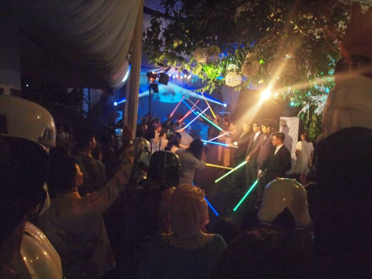 Para Jedi menyambu mempela dengan sword salutation