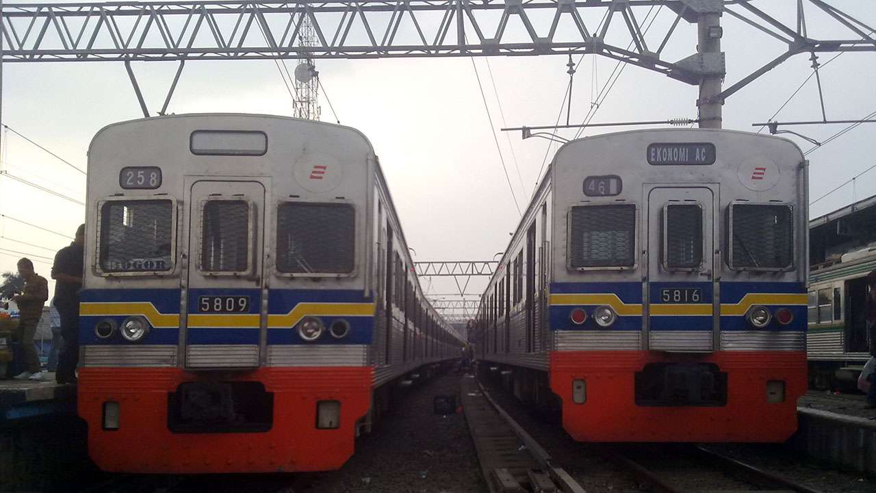 KRL TM 5009F dan 5016F di stasiun Bogor, 21 Juli 2010 (Kevin W)