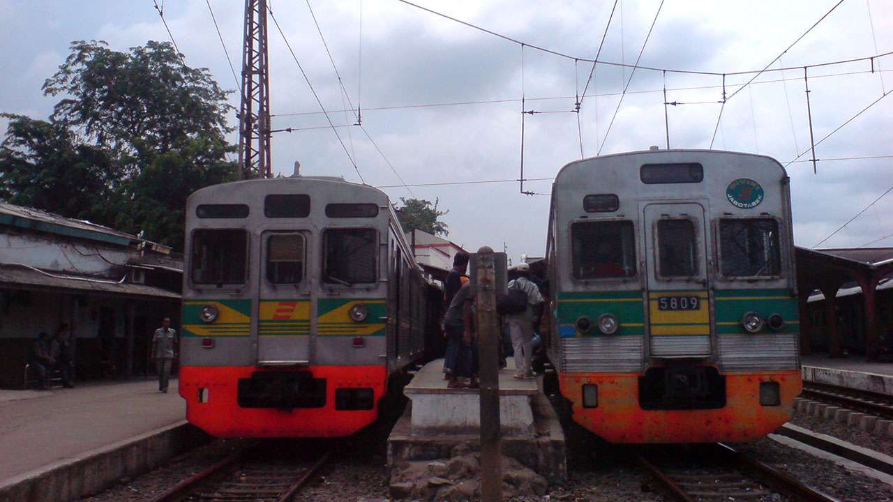 KRL Tokyu rangkaian 8608F dan TM 5009F, 9 Desember 2009 (Kevin W)