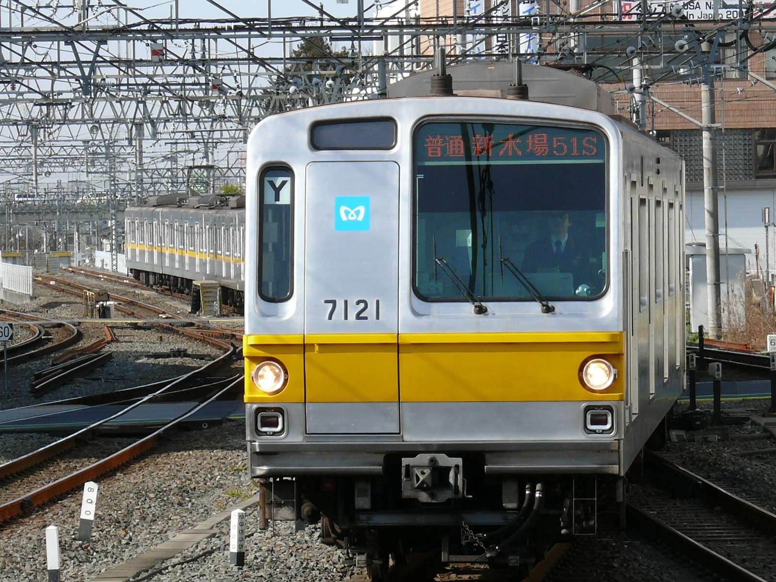 KRL 7121F di stasiun Kawagoeshi, 9 Februari 2009 (http://netrain.makibisi.net/trainphoto/tokyometro/7000.htm)