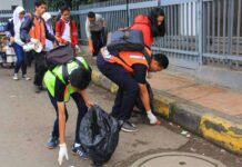 Peduli Lingkungan, Railfans Bandung Bersihkan Sampah dan Lakukan Sosialisasi