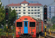 KA Prameks Dilempari Dengan Petasan
