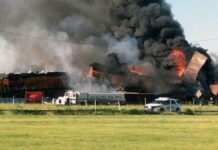 KA Angkutan Barang BNSF Bertabrakan Dan Terbakar