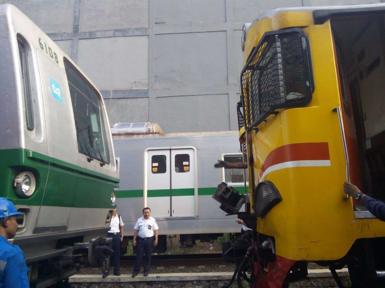 Rangkaian 6008F siap dirangkai dengan KRD NR untuk ditarik ke Dipo Depok.