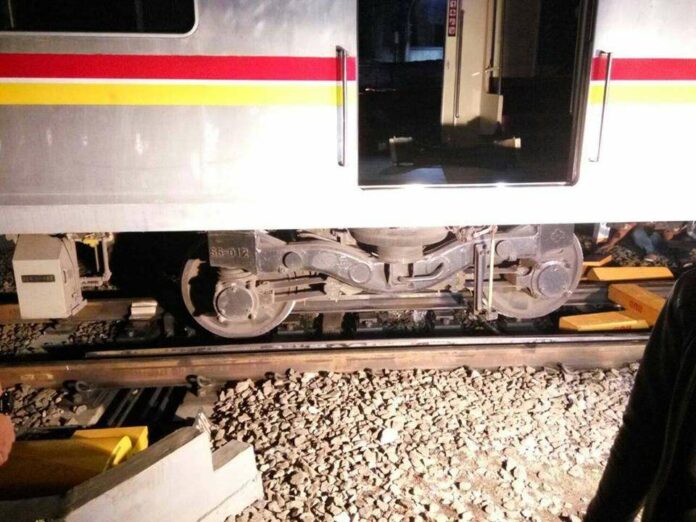 Rangkaian KRL Lintas Tangerang Anjlok Di Stasiun Duri
