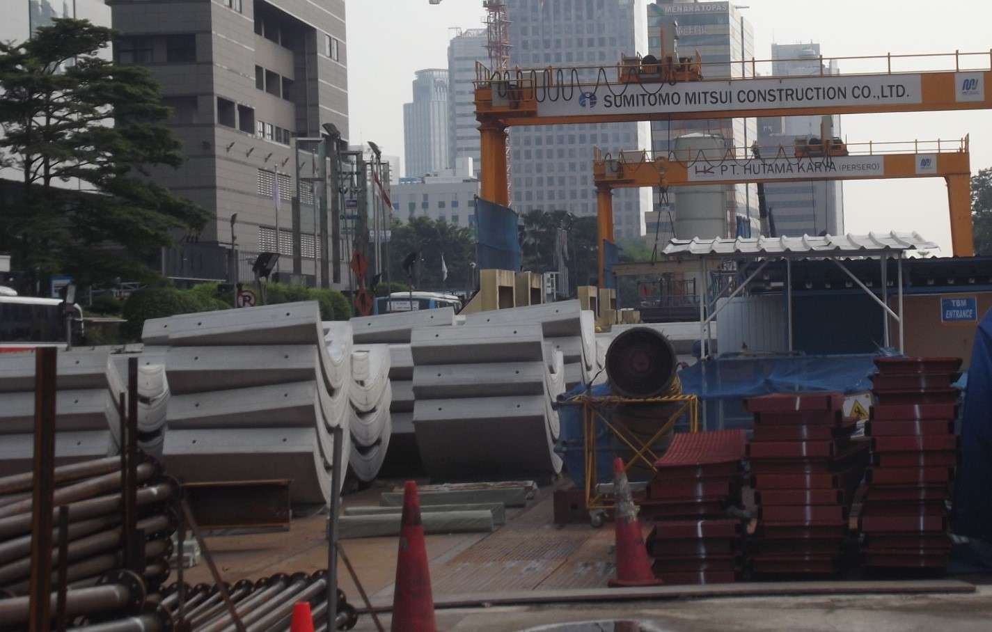 Gambar 4: Panel dinding terowongan MRT sebelum dipasang