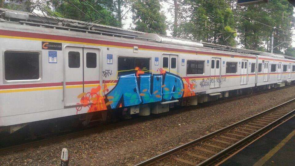 Kereta 6711 di rangkaian 6011F yang menjadi korban vandalisme | Sumber: Nata Van Houten (KRL-Mania / Facebook)