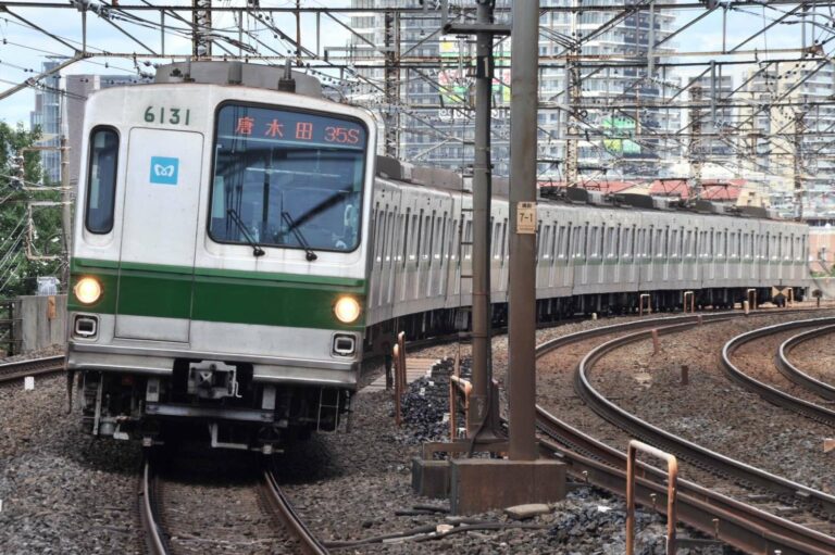 KRL seri 6000 Tokyo Metro, rangkaian 6131F semasa masih berdinas di jalur Chiyoda | Foto: Adeliae