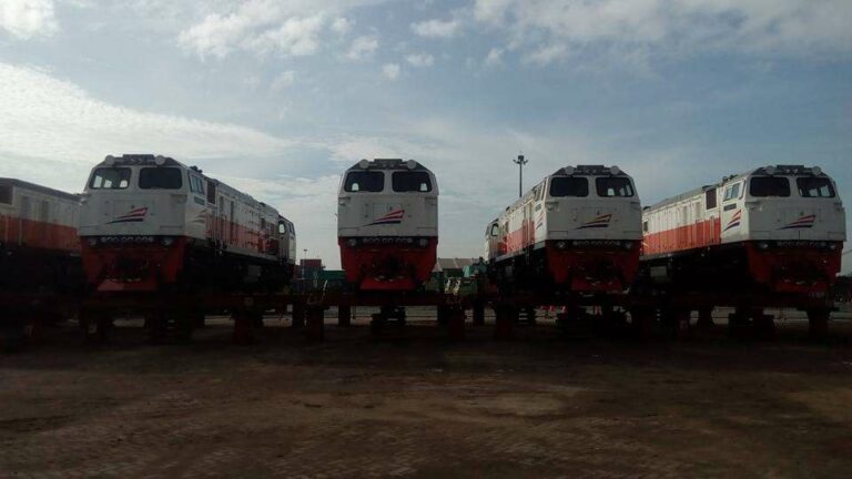 Lokomotif CC206 yang siap diangkut ke kapal | Foto: Aldi Yatin