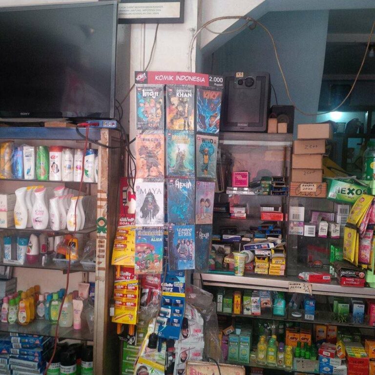 Cihuy! Kapan lagi beli komik di warung-warung? Cuma 2000an pula!
