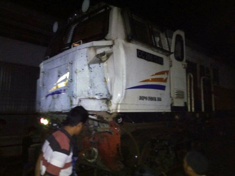 Muka lokomotif CC206 95 yang remuk sehabis tertemper oleh truk pengangkut Backhoe