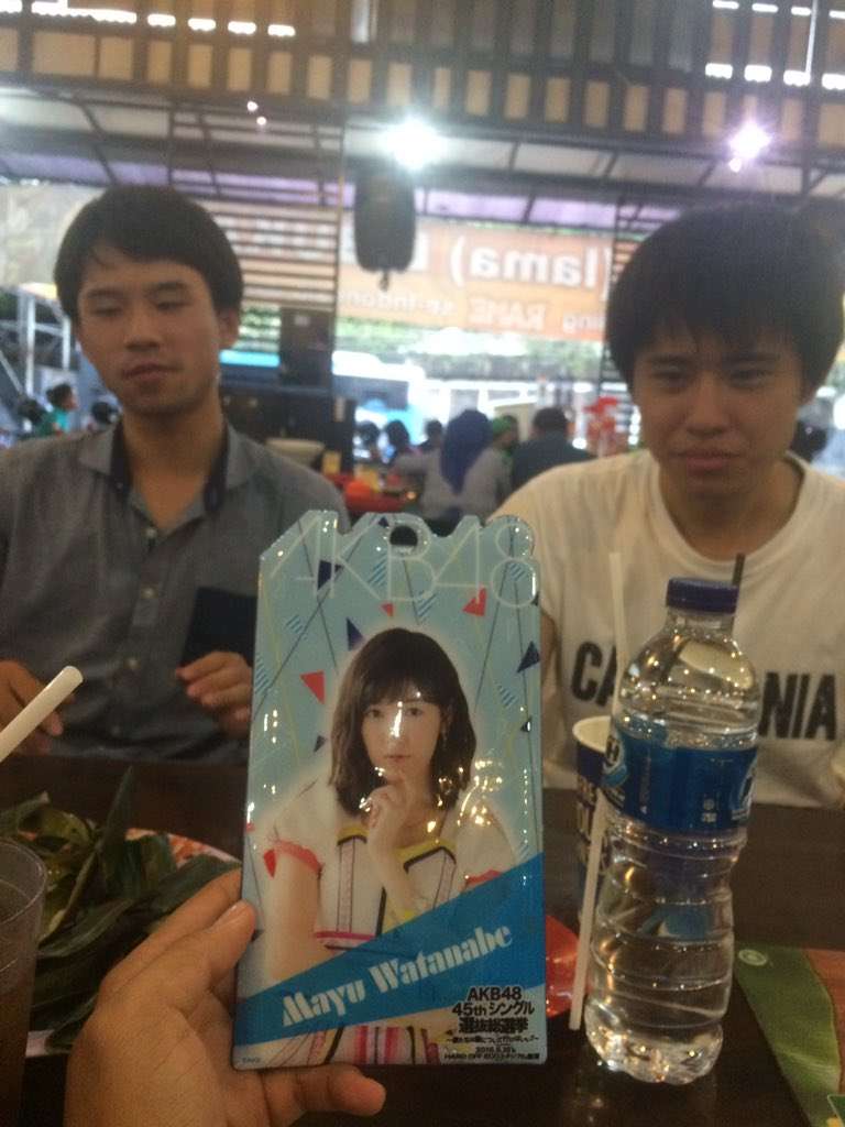 Souvenir dari Noda untuk Rochmat berupa gambar Mayu Watanabe