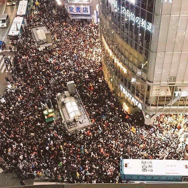 Lautan manusia yang merayakan Halloween di Shibuya