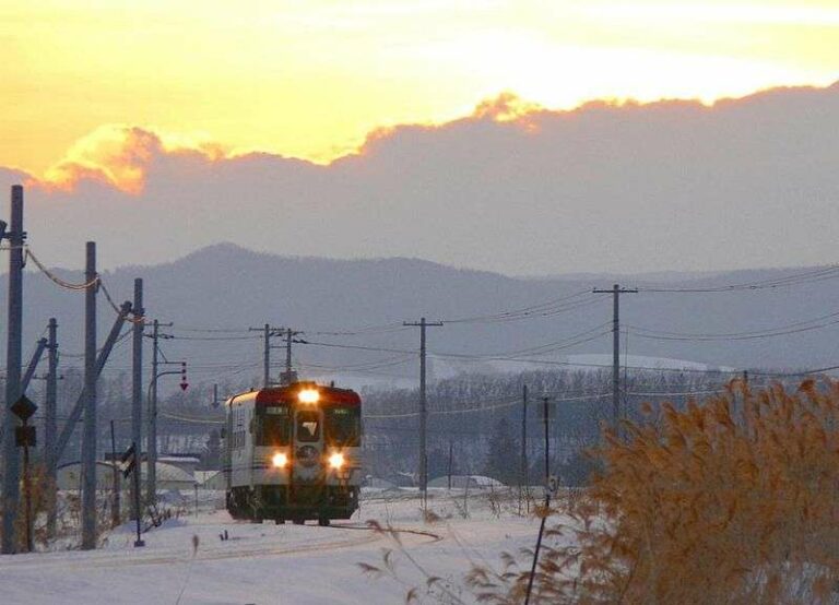 KRD CR70 yang dioperasikan oleh JR Hokkaido di dekat stasiun Nishitomi di jalur Furusato Ginga | Sumber: en.wikipedia.org / まも(Mamo)