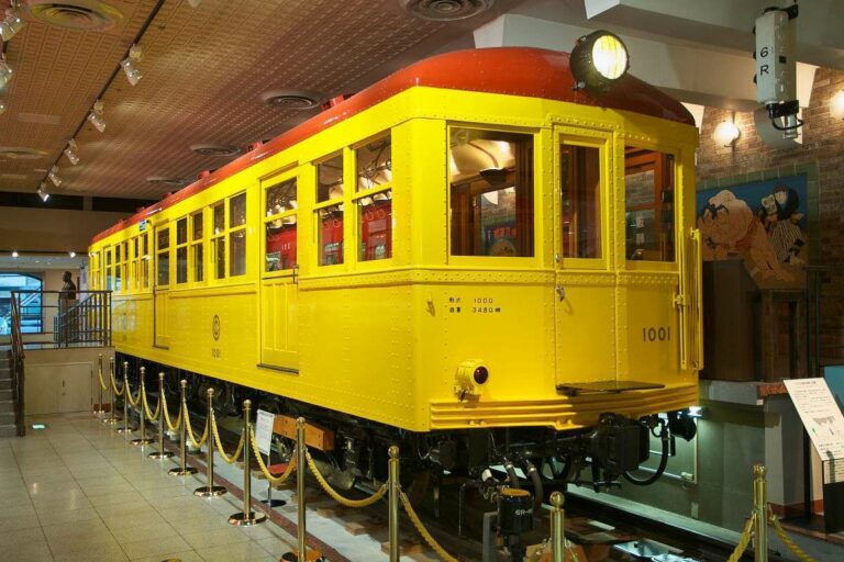Sesepuh jalur Ginza, KRL tipe 1000. | Foto: Wikipedia
