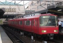 Pria tersebut memotong rambut korbannya di dalam kereta ekspres Meitetsu | Sumber: wikimedia