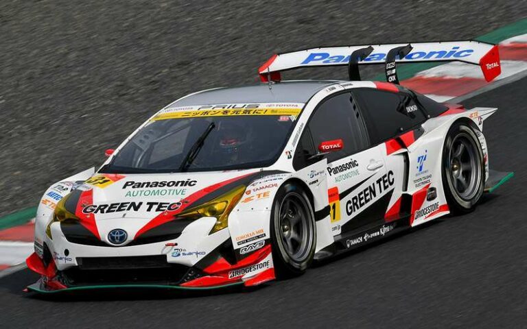 TOYOTA PRIUS apr GT #30 (sumber: supergt.net)