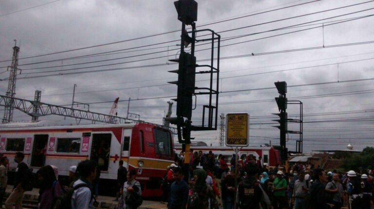 Penumpukan Penumpang di Stasiun Manggarai akibat gangguan lintas layang | Foto: Perdana Hadi