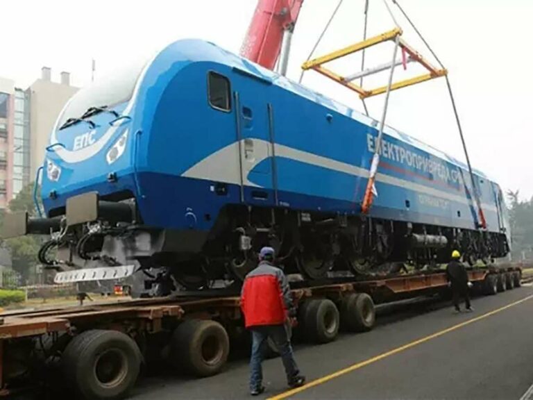 Lokomotif listrik pesanan EPS yang sedang diangkut ke atas trailer