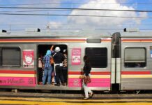 Penumpang KRL di Stasiun Juanda (KAORI Nusantara / Farouq Adhari)