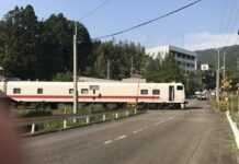 kereta inspeksi JR East, East-i D yang terdiam tak bisa bergerak (Twitter / @ijKRF9D58w23Acx)