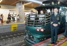 Staf JR West bersama dengan kereta super mewahnya | Sumber: KYODO