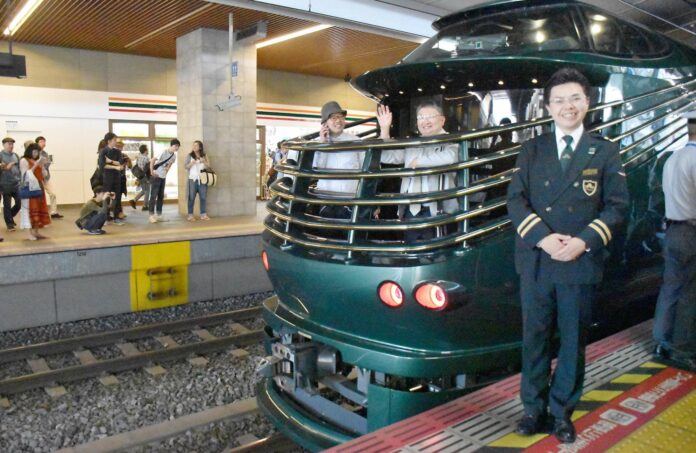 Staf JR West bersama dengan kereta super mewahnya | Sumber: KYODO