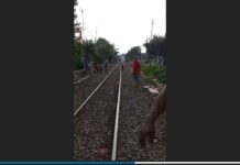 Dua Rangkaian KA Lokal Merak “Berhadapan” di Cilegon