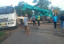 Trailer Crane yang "Nyangkut" di PJL 43 (Kereta api Kita)