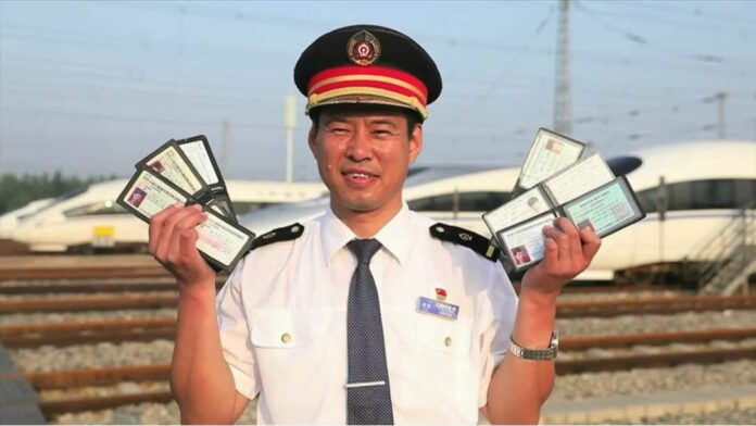 Masinis KA di Tiongkok yang mengantongi enam lisensi KA, Xue Jun | Foto: CGTN Photo