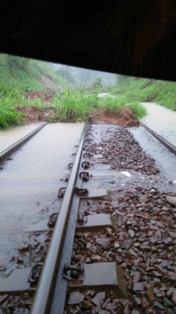 Jalur Tertutup Longsor