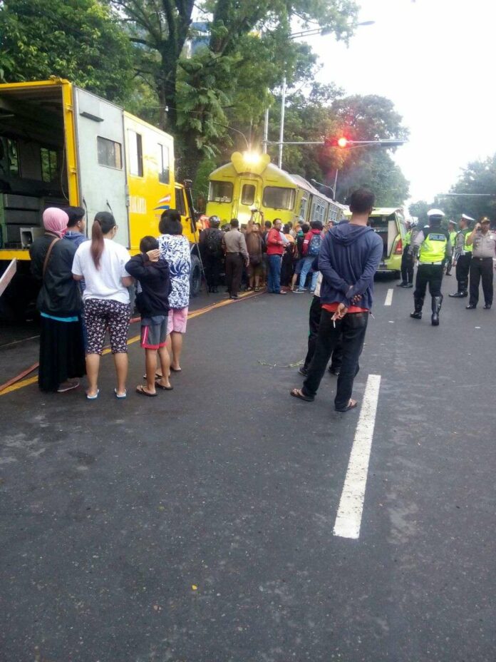 Batara Kresna Menabrak Mobil Hingga Anjlok