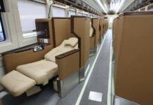 Interior KA penumpang kelas luxury.