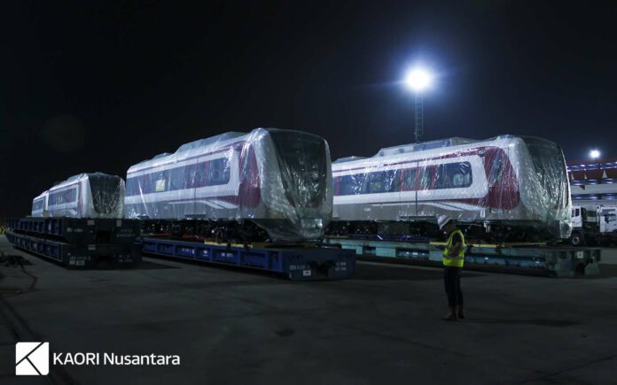 IMG_3752a Rangkaian LRT Jakarta di terminal kendaraan internasional pelabuhan Tanjung Priok (KAORI Nusantara / Farouq Adhari)