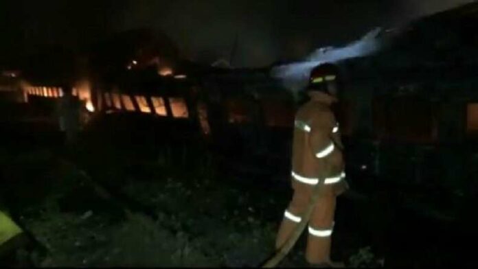 kebakaran_gerbong_kereta3 kebakaran stasiun purwakarta