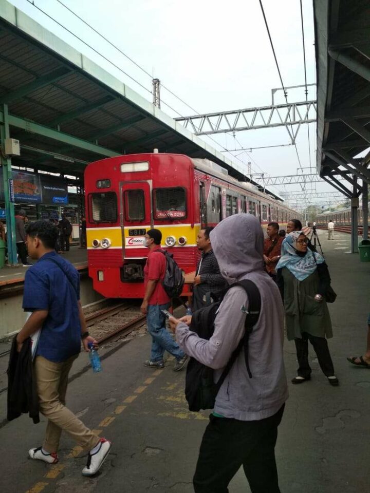 KRL seri 5000 rangkaian 5817F yang beroperasi sebagai KA 1071 pagi ini (KAORI Nusantara/Amri Bintang)
