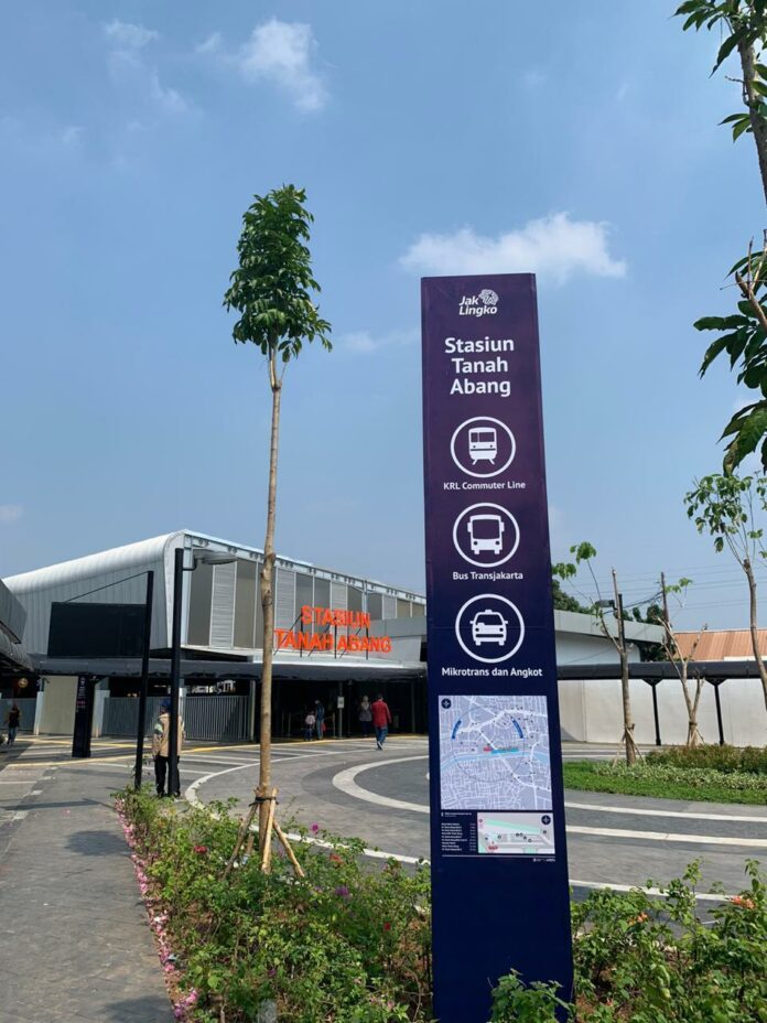 Transjakarta Pasang Wayfinding di Kawasan Transit Tanah Transjakarta Pasang Wayfinding di Kawasan Transit Tanah