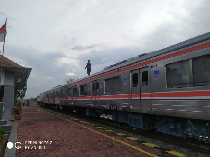 KRL seri 205 krl nyerempet jembatan