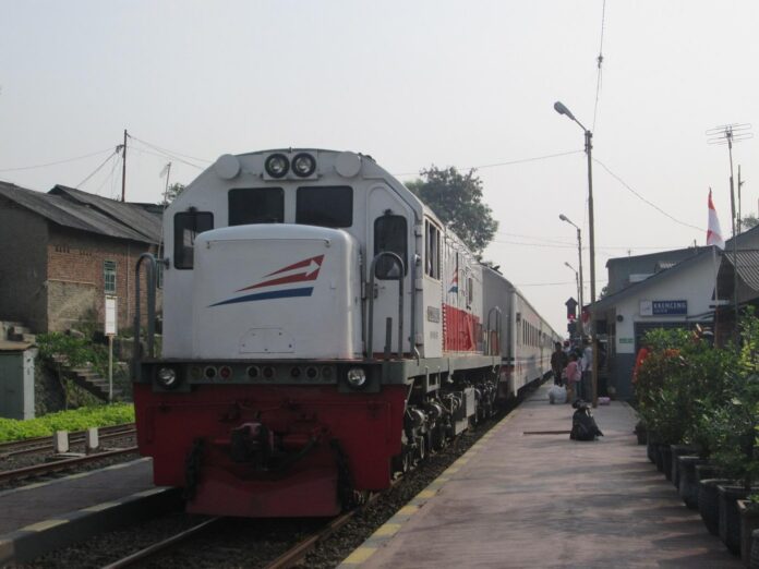 KA Lokal Merak di Stasiun Krenceng, Cilegon - Banten