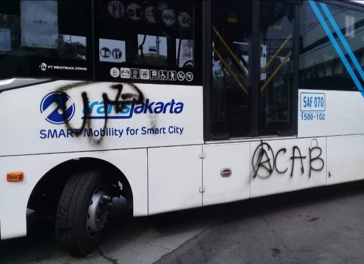 Bus Transjakarta yang menjadi korban vandalisme
